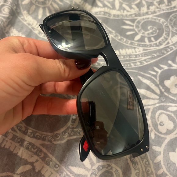 OAKLEY- lightly worn polarized sunglasses - Picture 7 of 7